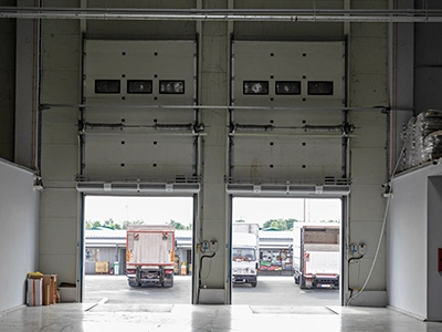 Portes industrielles sectionnelles installées sur un quai de chargement pour plateforme logistique au Luxembourg