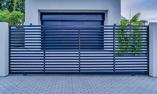 Portail coulissant en aluminium moderne installé devant une maison individuelle au Luxembourg