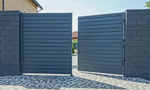 Portail battant automatique installé à l’entrée d’une maison résidentielle au Luxembourg