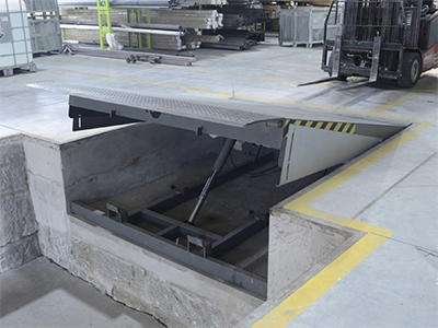 Niveleur de quai hydraulique installé dans un entrepôt logistique au Luxembourg