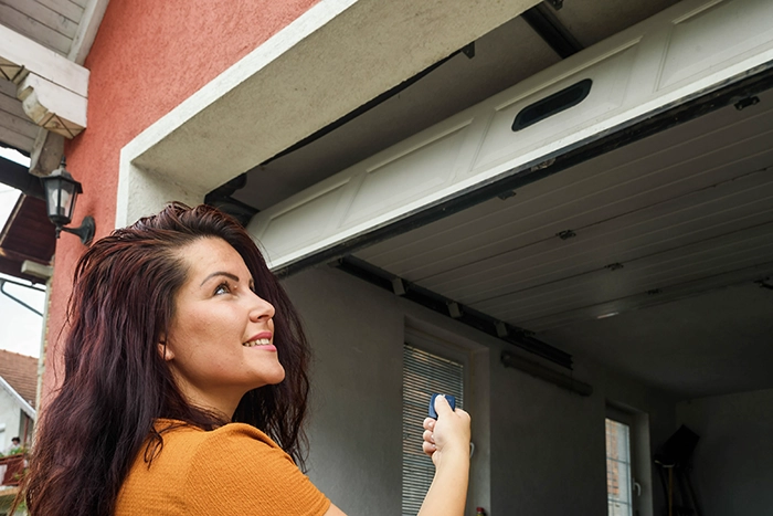 Synchronisation de télécommande de porte de garage automatique dans une habitation au Luxembourg – programmation automatisme porte de garage