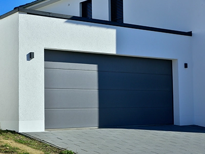 Porte de garage sectionnelle moderne installée sur mesure dans une maison au Luxembourg