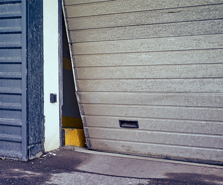 Porte de garage endommagée suite à un choc ou tentative d’effraction au Luxembourg – réparation porte de garage