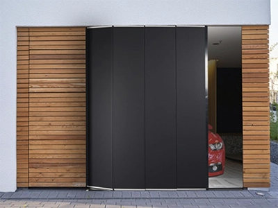 Porte de garage sectionnelle latérale sliding installée sur mesure dans une maison au Luxembourg