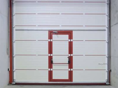 Porte de garage sectionnelle avec portillon piéton intégré installée au Luxembourg