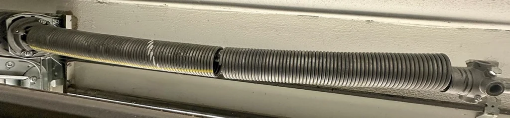 Ressort cassé de porte de garage sectionnelle nécessitant réparation au Luxembourg – dépannage porte de garage