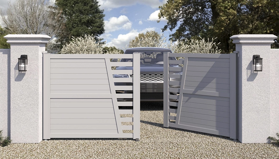 Portail battant gris moderne avec design asymétrique installé à l’entrée d’une propriété